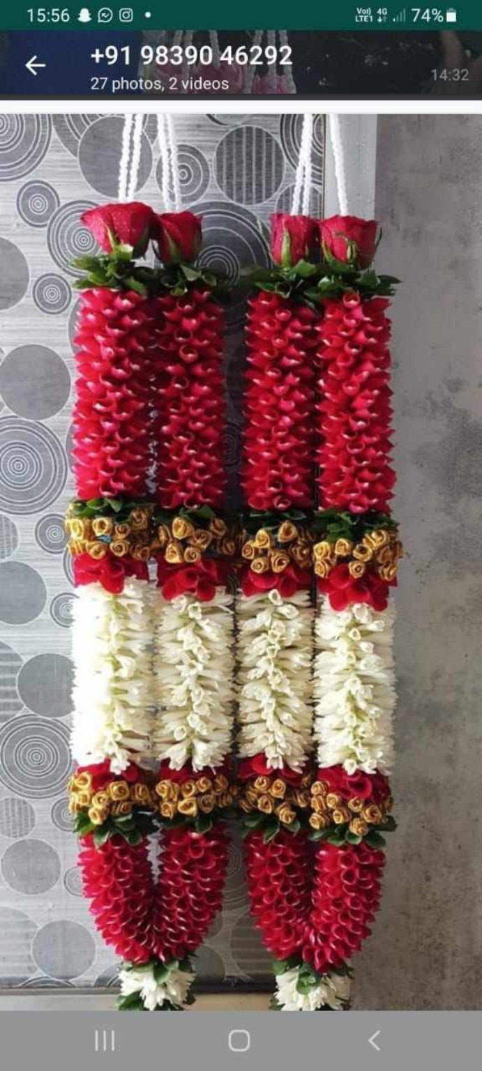 Traditional floral wedding details